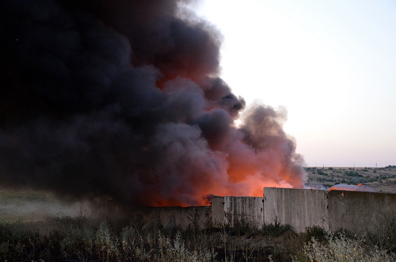 Черный дым в небе над Николаевом: пожар на частном предприятии по переработке старых шин 1