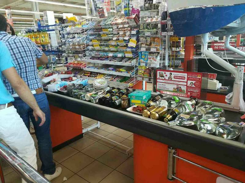 Очередной рейд общественников в николаевский супермаркет: когда красная икра хранится без холодильника и на вид, как суп 11