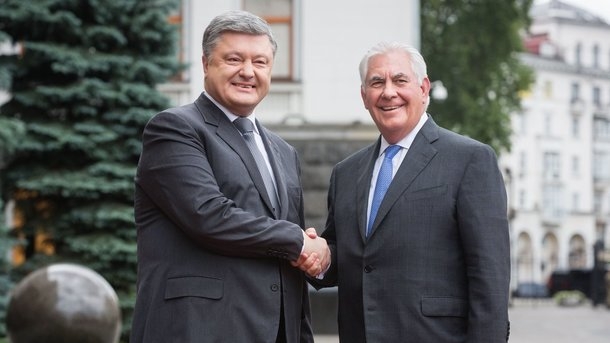 Тиллерсон пообщался с Порошенко. Но до этого общественники успели ему рассказать о коррупции