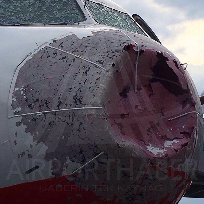 Украинский самолет с Стамбуле побило градом величиной с грецкий орех 5