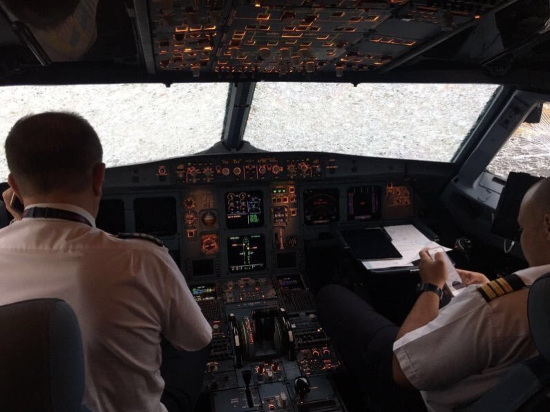 Украинский самолет с Стамбуле побило градом величиной с грецкий орех 3