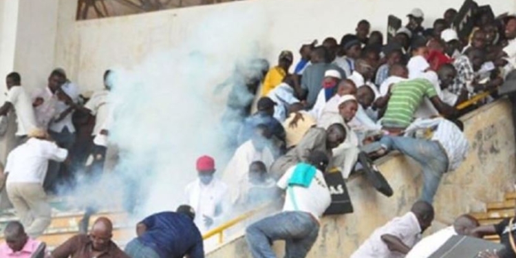 В Дакаре стена стадиона не выдержала драки болельщиков и упала. Уже 8 погибших и много раненых