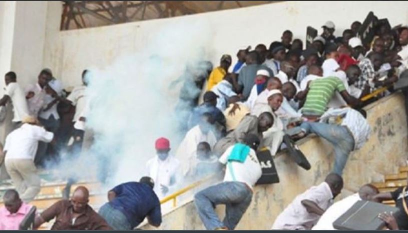 В Дакаре стена стадиона не выдержала драки болельщиков и упала. Уже 8 погибших и много раненых 1