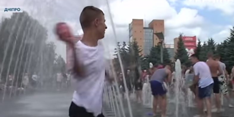 Водяное сражение. Николаеву на заметку. Как в Днепре спасаются от жары