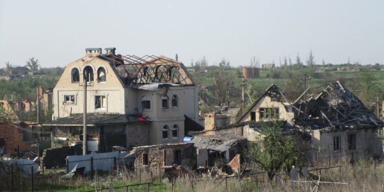 Разруха и бродячие псы: фото руин элитного поселка под Донецком