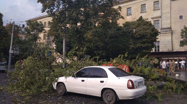 На Львов обрушился ураган. Пострадали дома, о жертвах пока неизвестно 17