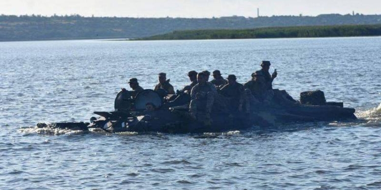 В воздухе, на море и на земле: николаевские десантники участвуют в бригадных тактических учениях частей ВДВ