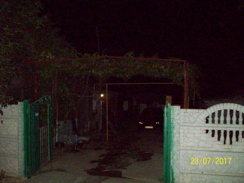 Дом и авто активистки «ЭКО Березань» в Коблево забросали коктейлями Молотова 17