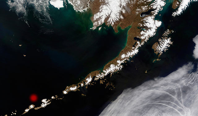 На Алеутских островах проснулся вулкан Богослов – столп пепла 9 км