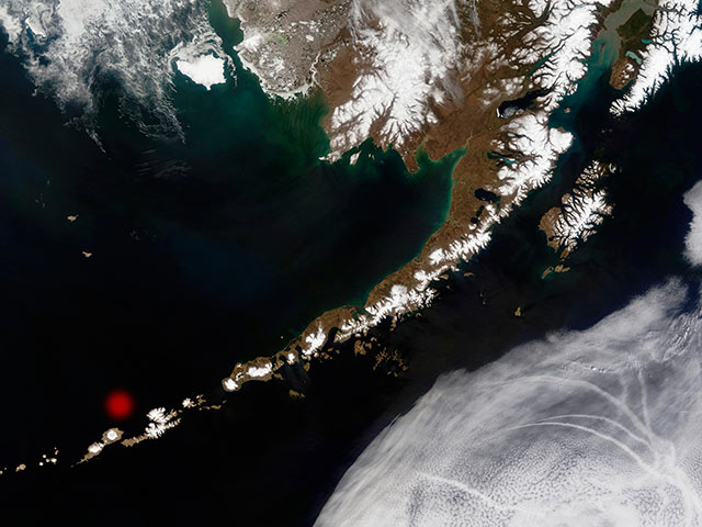 На Алеутских островах проснулся вулкан Богослов - столп пепла 9 км 1