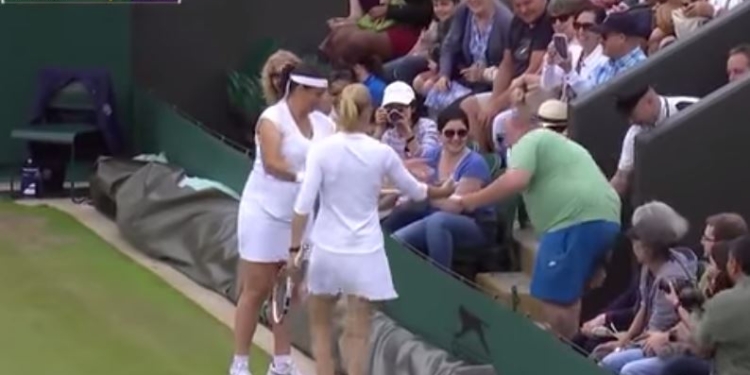 Он слишком много говорил. На Уимблдоне проучили противного болелщика – заставили выйти и сыграть