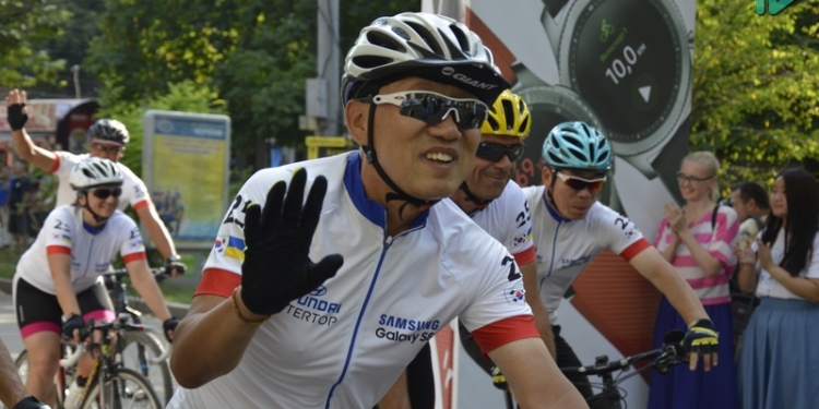 «25 лет дружбы»:  через Николаев прошел «Велокараван Украина-Корея»