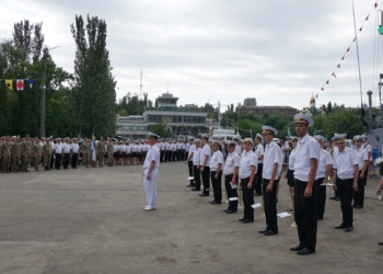 Оркестр, венки и “марш-бросок” по городу. В Николаеве отметили День ВМС Украины