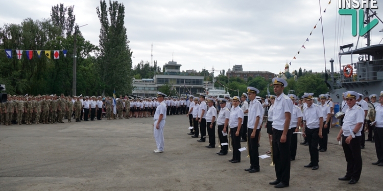 Оркестр, венки и “марш-бросок” по городу. В Николаеве отметили День ВМС Украины