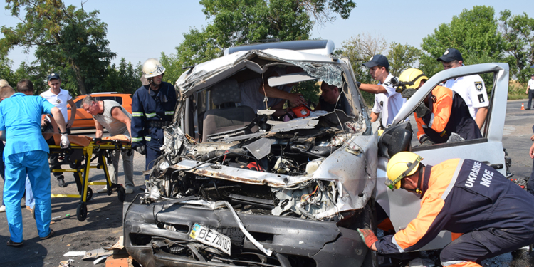 Спасатели рассказали, как деблокировали пострадавших в смертельном ДТП под Николаевом