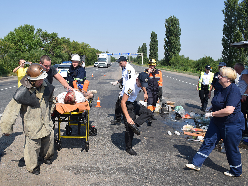 Спасатели рассказали, как деблокировали пострадавших в смертельном ДТП под Николаевом 5