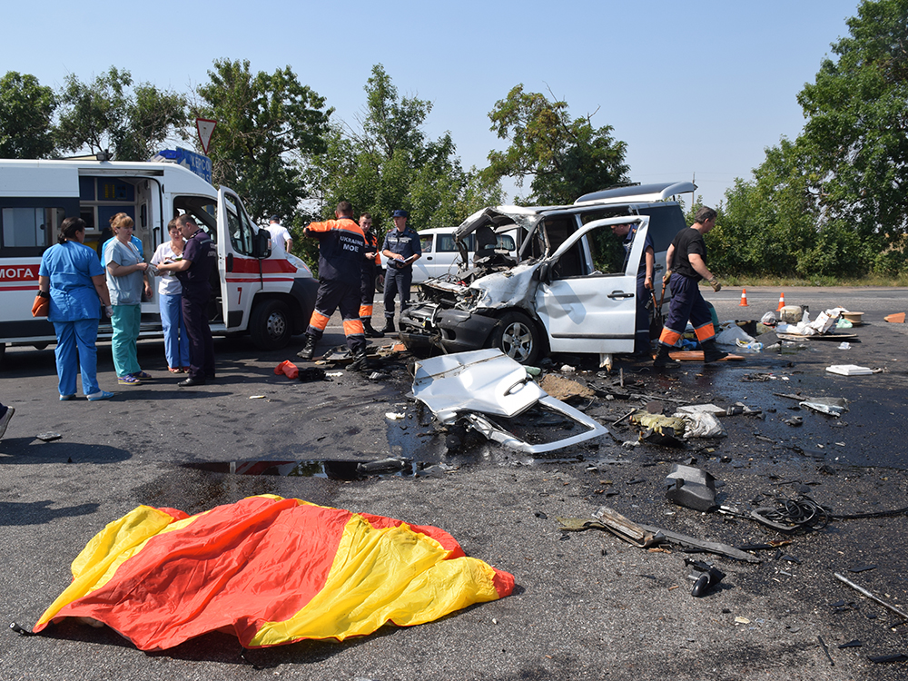 Спасатели рассказали, как деблокировали пострадавших в смертельном ДТП под Николаевом 7
