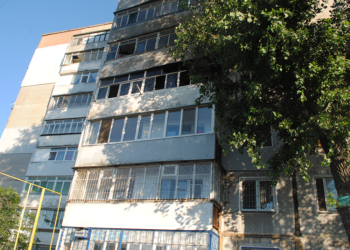 В Николаеве на Крылова загорелся балкон многоэтажки. Жильцов выводили сквозь дым