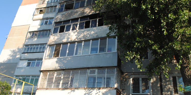 В Николаеве на Крылова загорелся балкон многоэтажки. Жильцов выводили сквозь дым