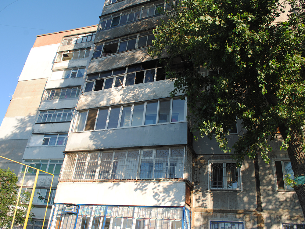 В Николаеве на Крылова загорелся балкон многоэтажки. Жильцов выводили сквозь дым 1