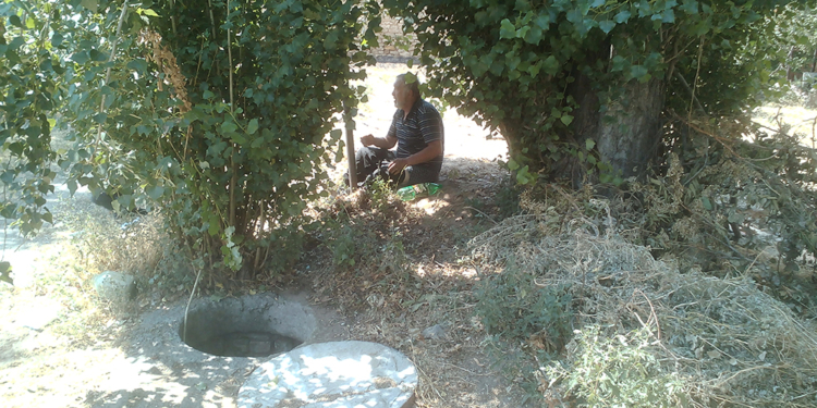 Дети подземелья. В Николаеве мужчину достали из горящего колодца теплотрассы