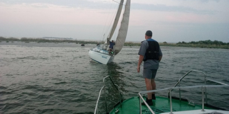 Возле Кинбурнской косы села на мель яхта