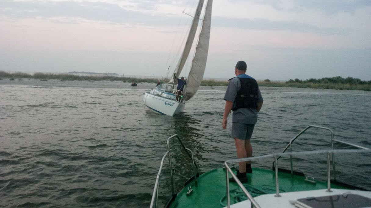 Возле Кинбурнской косы села на мель яхта