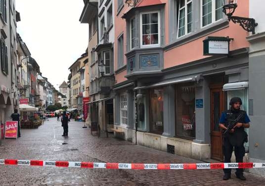 В Швейцарии неизвестный с бензопилой напал на прохожих. Известно о 5 пострадавших