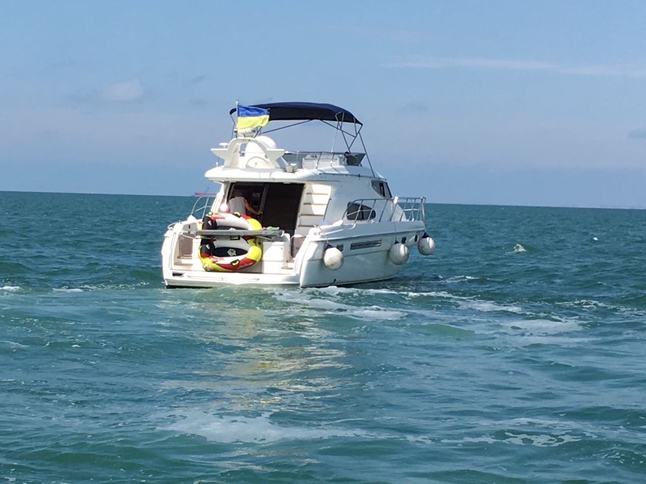 Проветрились. Пограничники возле острова Березань задержали “немую” яхту