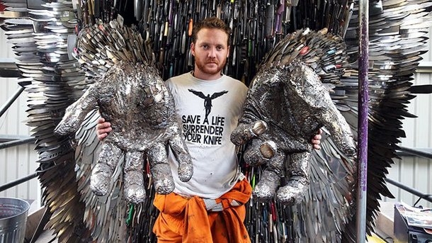 Ангел из 100 тысяч ножей: британец создал необычную скульптуру