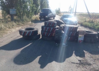 Жители села под Николаевом заблокировали проезд грузовиков