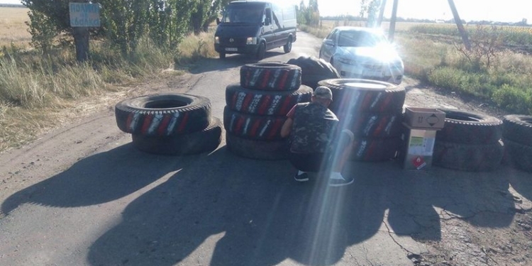 Жители села под Николаевом заблокировали проезд грузовиков