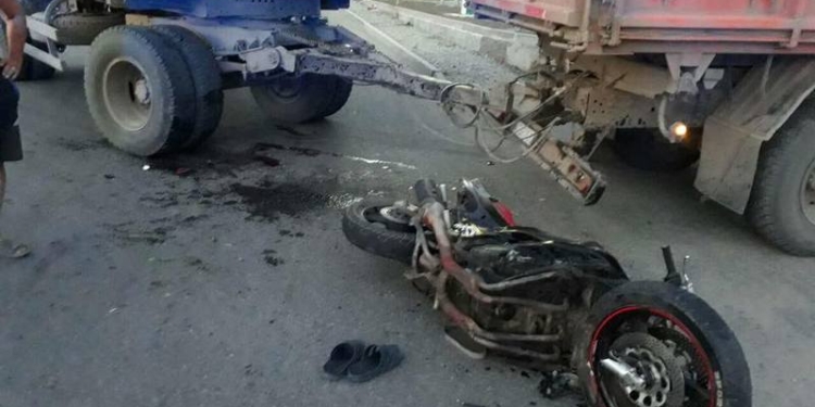 На Николаевщине мотоциклист протаранил грузовик