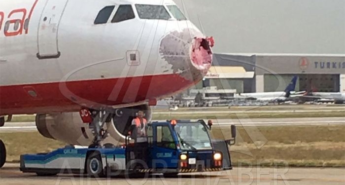 Украинский самолет с Стамбуле побило градом величиной с грецкий орех