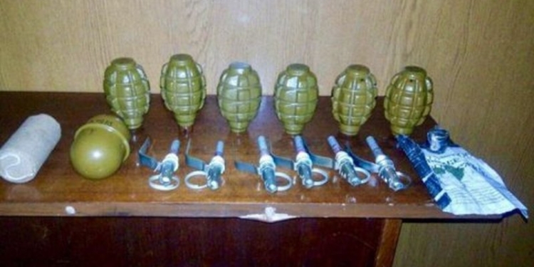 В Мариуполе на ж/д вокзале задержали военного с гранатами