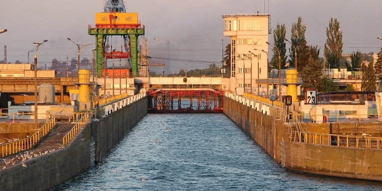 Мининфраструктуры хочет повысить плату за шлюзование судов на Днепре на 64,5%