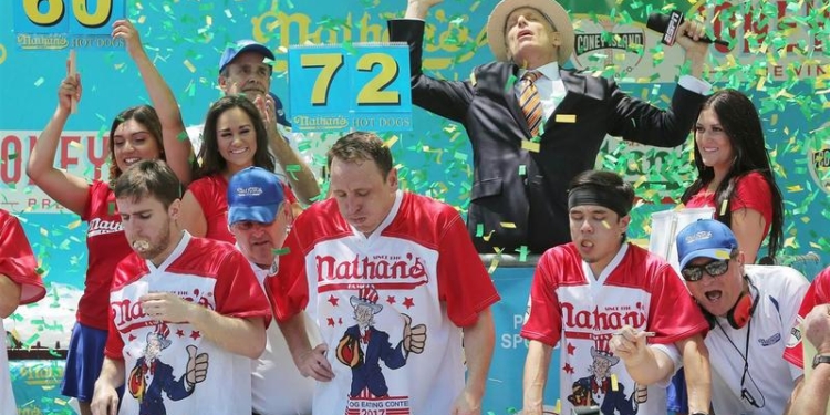 Американец установил новый рекорд по поеданию хот-догов: “72 за 10 минут”