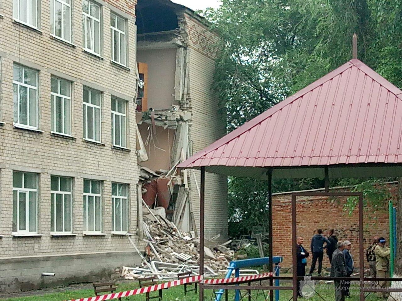 Почему обрушилась школа в Новом Буге? Чиновники разводят руками