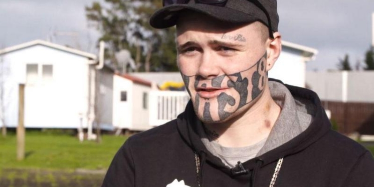 В Новой Зеландии бывший заключенный не может найти работу из-за большой татуировки на лице