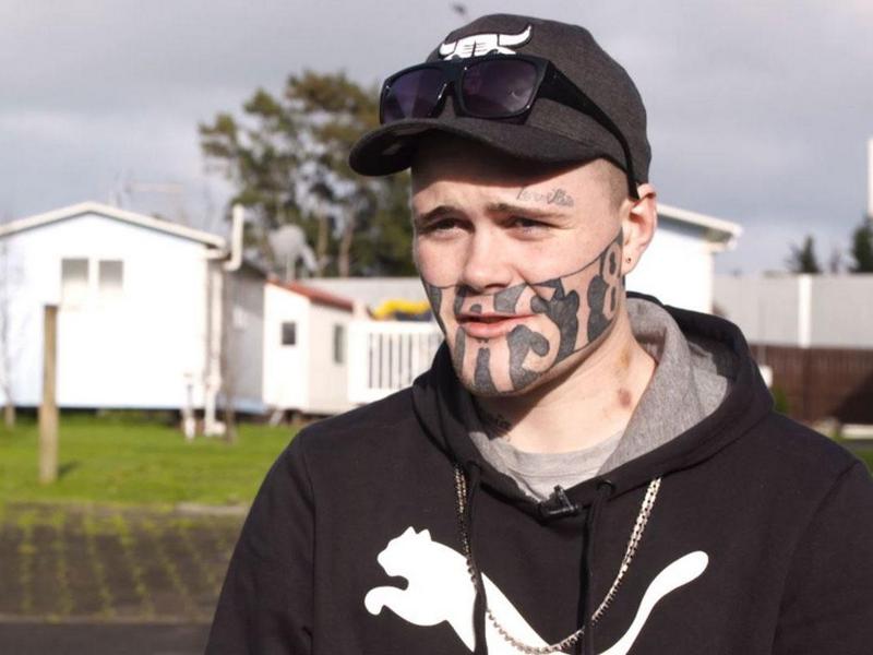 В Новой Зеландии бывший заключенный не может найти работу из-за большой татуировки на лице 1