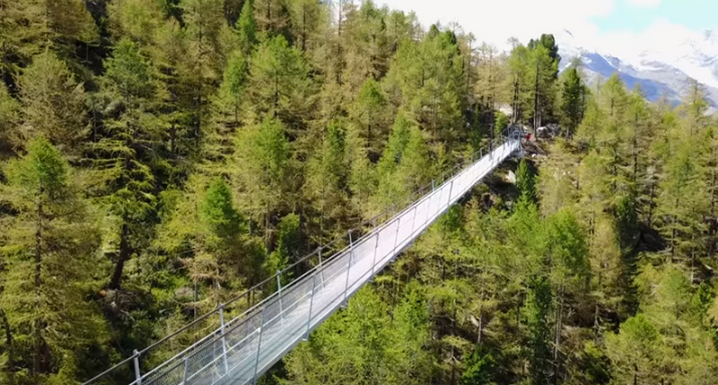 В Швейцарии открыт самый длинный в мире висячий пешеходный мост 1