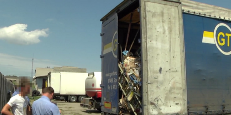 В Черкассах задержали грузовик, груженый львовским мусором