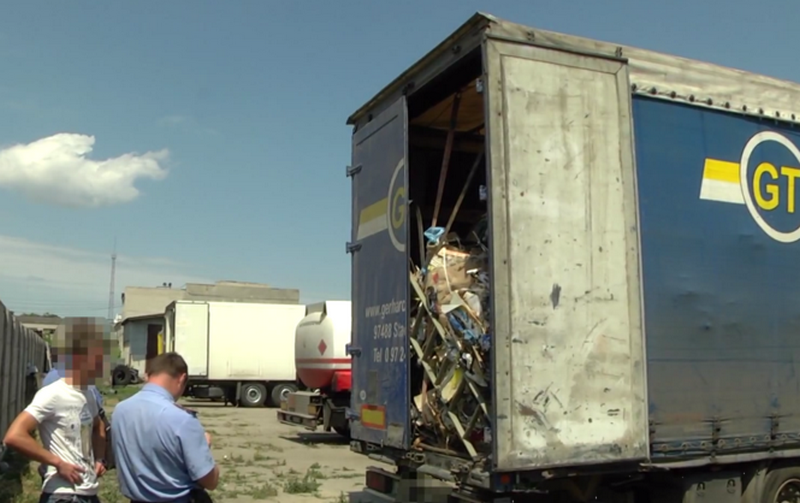 В Черкассах задержали грузовик, груженый львовским мусором 1