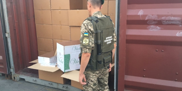Вместо посуды. В Одесском порту нашли больше миллиона пачек контрабандных сигарет