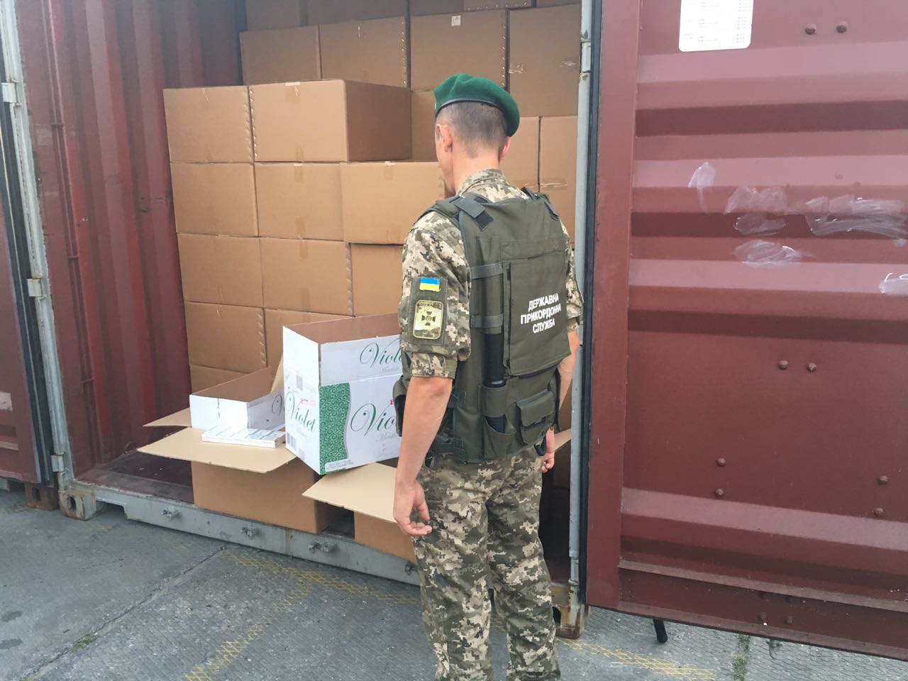 Вместо посуды. В Одесском порту нашли больше миллиона пачек контрабандных сигарет