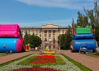 Пикет как средство обратить на себя внимание: в Николаеве предприниматели привезли на главную площадь надувные батуты