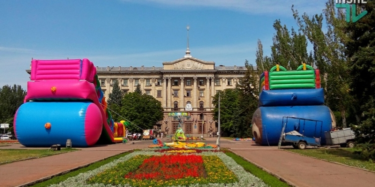 Пикет как средство обратить на себя внимание: в Николаеве предприниматели привезли на главную площадь надувные батуты