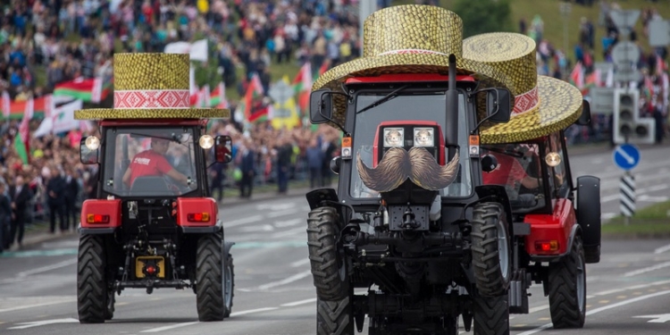 В Минске прошел военный парад ко Дню независимости Беларуси: танки, истребители, тракторы, холодильники и кондитерско-булочные изделия