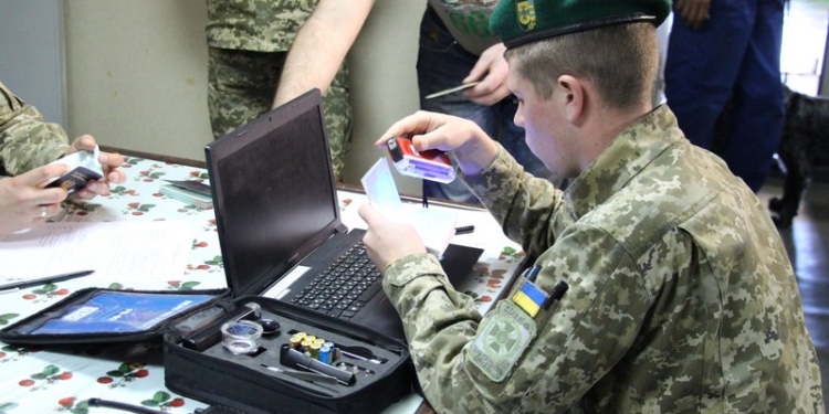 Ливанца с поддельным паспортом обнаружили пограничники отряда «Николаев» в пункте пропуска «ЧСЗ»