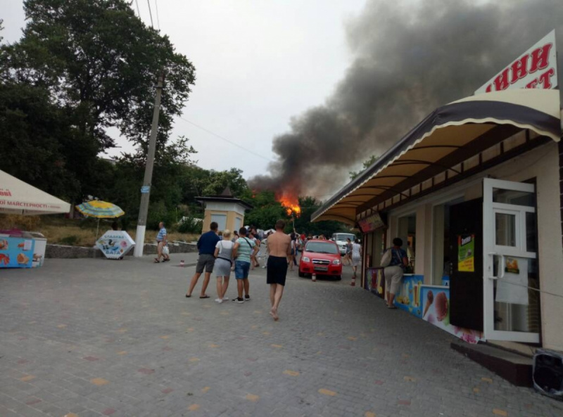 В Одессе на Ланжероне пылает ресторан. Спасатели не могут его потушить, есть пострадавший 3